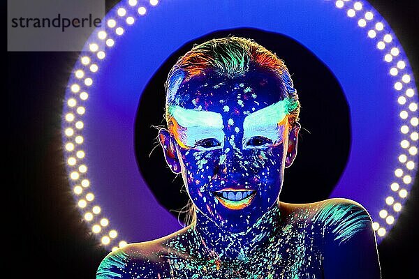 Porträt eines schönen Mädchens mit ultravioletter Farbe im Gesicht. Mädchen mit Neon-Make-up in Farbe Licht