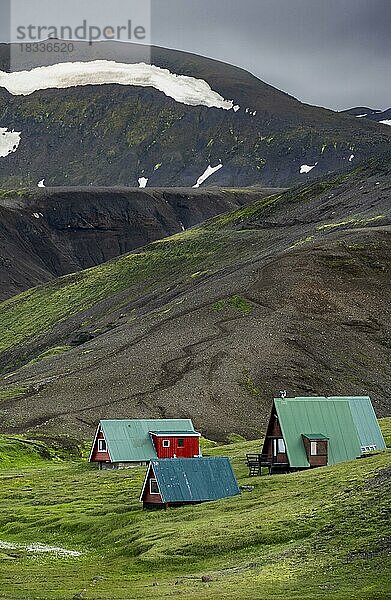 Hütten zwischen Vulkanlandschaft mit schwarzem Sand und grünem Gras  Ásgarður  Kerlingarfjöll  isländisches Hochland  Island  Europa