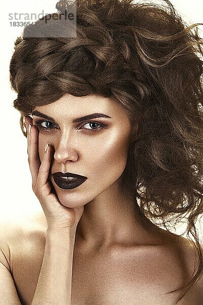 Schönes Mädchen mit kreativen Frisur Kunst  perfekte Haut und dunkles Make-up. Die Schönheit des Gesichts. Porträtaufnahme im Studio