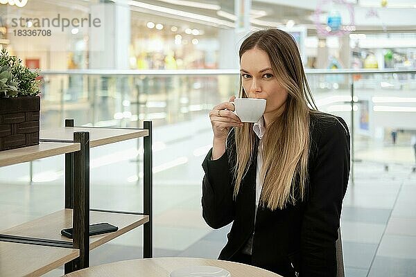 Schönes Mädchen Büroangestellte mit Kaffeepause in großen Einkaufszentrum