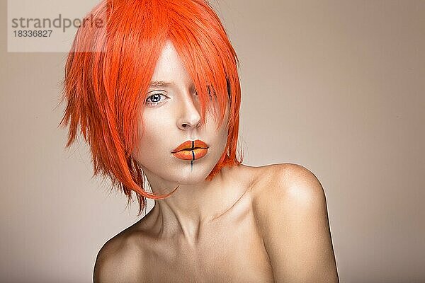 Schönes Mädchen in einem orangefarbenen Perücke Cosplay-Stil mit hellen kreativen Lippen. Kunst Schönheit Bild. Porträtaufnahme im Studio