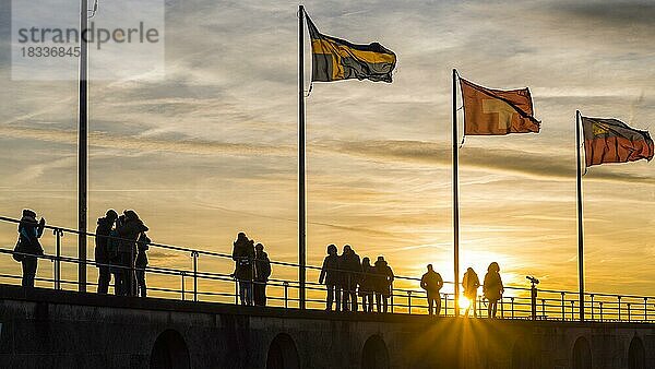 Menschen  Silhouetten  Fahnen  Hafen in Lindau am Bodensee  Bayern  Deutschland  Europa