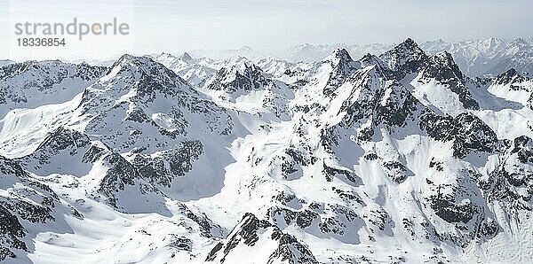 Ausblick auf schneebedecktes Bergpanorama  Ausblick vom Sulzkogel  hinten Gipfel Hochreichkopf  Acherkogel  Wechnerkogel und Maningkogel  Kühtai  Stubaier Alpen  Tirol  Österreich  Europa
