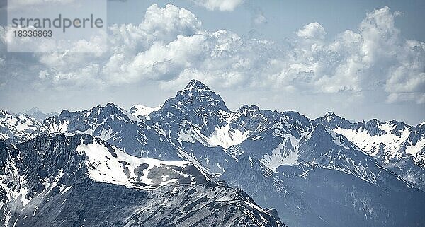 Berge mit Schnee  Tirol  Österreich  Europa