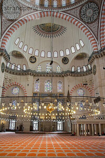 Innenansicht einer Kuppel in osmanischer Architektur in Istanbul  Türkei  Asien