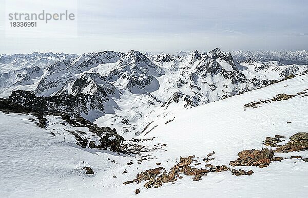 Ausblick auf schneebedecktes Bergpanorama  Ausblick vom Sulzkogel  hinten Gipfel Hochreichkopf  Acherkogel  Wechnerkogel und Maningkogel  Kühtai  Stubaier Alpen  Tirol  Österreich  Europa