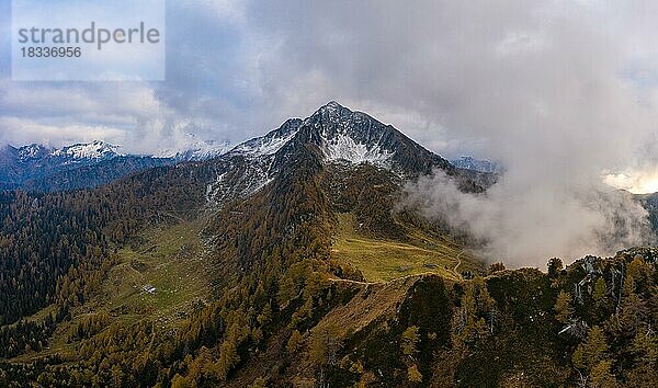 Luftaufnahme des Corno di Gesero mit Wolken und Herbstwald im Vordergrund  Valle dArbedo  Kanton Tessin  Schweiz  Europa