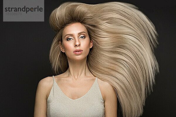 Schönes blondes Mädchen in Bewegung mit einem perfekt glatten Haar  und klassisches Make-up. Schönes Gesicht. Bild im Studio aufgenommen