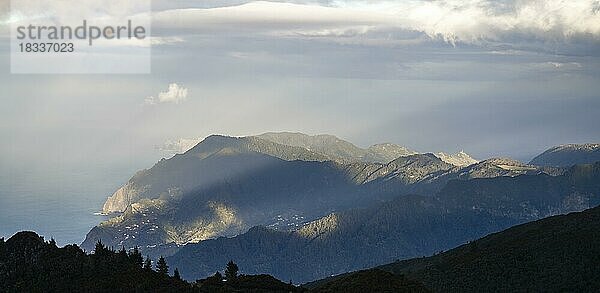 Blick über eine Landzunge  Madeira  Portugal  Europa