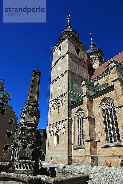 Die Stadtkirche  Heilig Dreifaltigkeit  und der Obeliskenbrunnen in der Innenstadt  Bayreuth  Oberfranken  Bayern  Deutschland  Europa