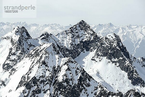 Gipfel und Berge im Winter  Sellraintal  Stubaier Alpen  Kühtai  Tirol  Österreich  Europa