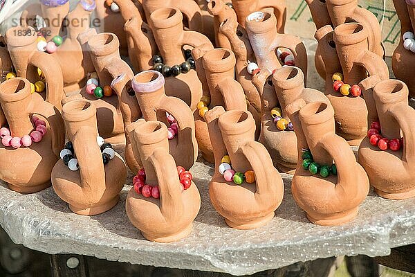 Traditionelle Töpferwaren zum Verkauf auf dem Markt