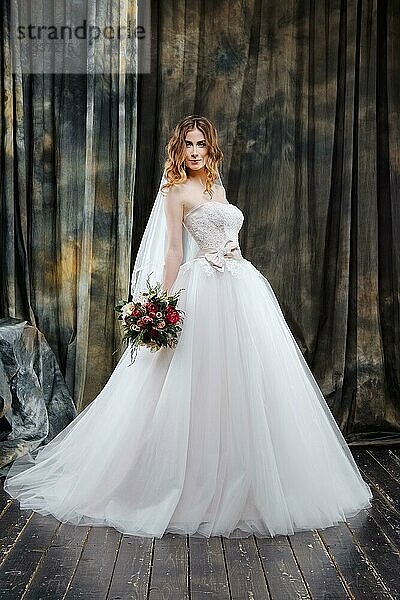 Full Länge Porträt der hübschen Braut im Hochzeitskleid