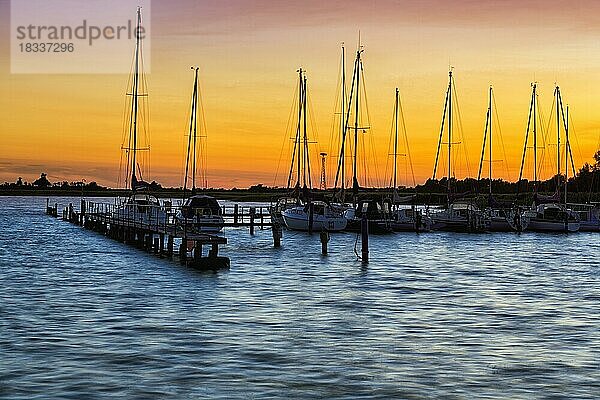 Segelboote in der Abenddämmerung  Wasserwanderrastplatz  Langzeitbelichtung  Hafen Wustrow  Saaler Bodden  Fischland  Ostsee  Deutschland  Europa