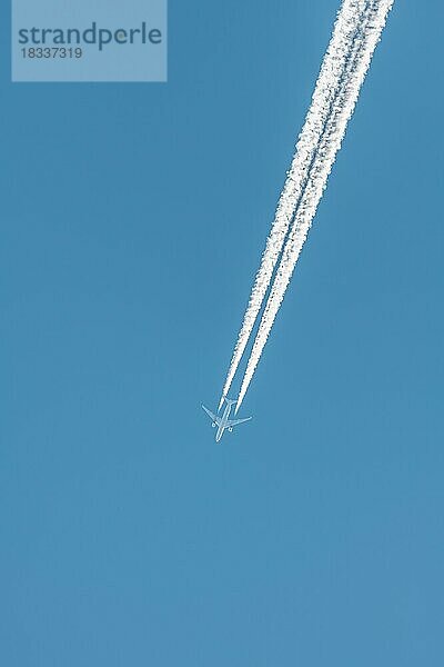Flugzeuge im Flug bei blauem Himmel im Spätsommer. Frankreich