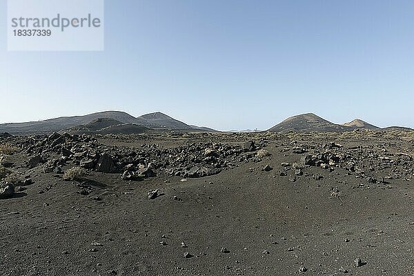 Gebirgskette mit Vulkanen im Nationalpark Timanfaya  Lanzarote  Kanaren  Spanien  Europa