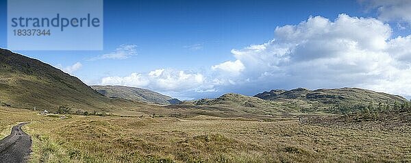 Typische Landschaft in den Highlands  Schottland  Großbritannien  Europa