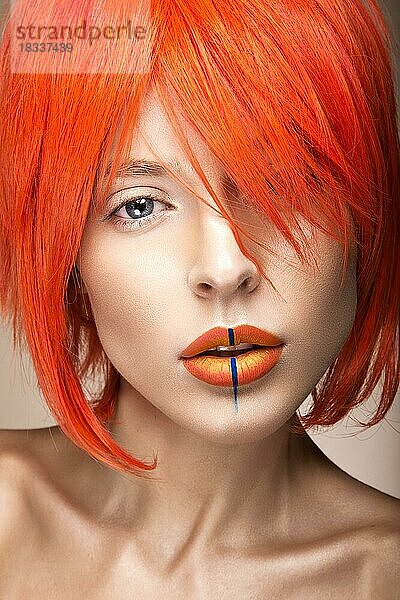 Schönes Mädchen in einem orangefarbenen Perücke Cosplay-Stil mit hellen kreativen Lippen. Kunst Schönheit Bild. Porträtaufnahme im Studio