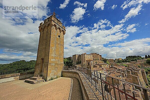 Mittelalterliche Stadt Sorano  Blick von der Aussichtsplattform Rocca Vecchica mit dem Uhrturm auf die Stadt  Toskana  Italien  Europa