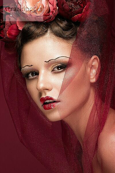 Schönes Mädchen mit Kunst kreative Make-up in das Bild einer roten Braut für Halloween. Schönheit Gesicht. Foto im Studio aufgenommen