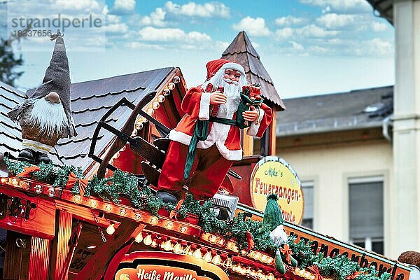 Weihnachtsmann-Figur mit Geschenkboxen auf dem Dach des Sals-Standes auf dem traditionellen Weihnachtsmarkt in Heidelberg  Heidelberg  Deutschland  Europa