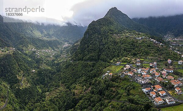 Häuser und Berge  Landschaft bei Boaventura  Madeira  Portugal  Europa