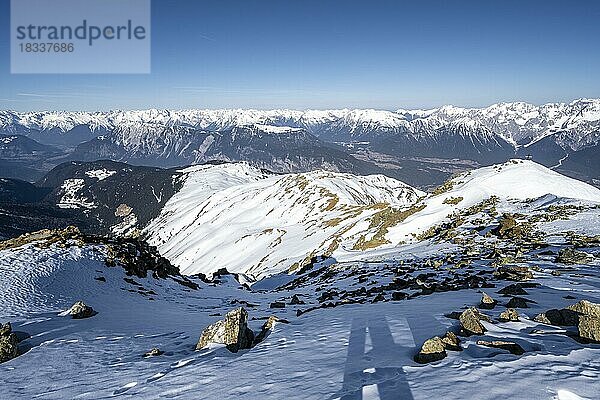 Ausblick vom Gipfel des Pirchkogel  Bergpanorama  Ausblick auf verschneite Berggipfel und Inntal  Kühtai  Stubaier Alpen  Tirol  Österreich  Europa