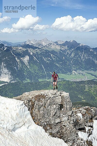 Wanderin an einer Felskante  Ausblick vom Thaneller  östliche Lechtaler Alpen  Tirol  Österreich  Europa