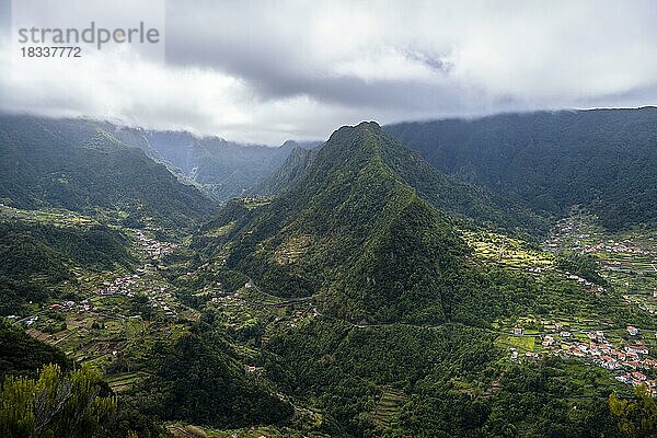 Berge  Grünes Bergtal bei Boaventura  Madeira  Portugal  Europa