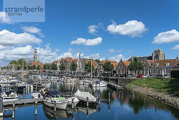 Jachthafen  im Hintergrund das historische Rathaus und die Große Kirche  Veere  Zeeland  Niederlande  Europa