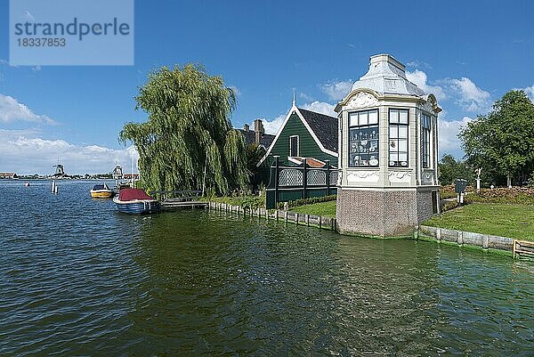 Pavillon am Fluss Zaan beim Freilichtmuseum Zaanse Schans  Zaandam  Nordholland  Niederlande  Europa