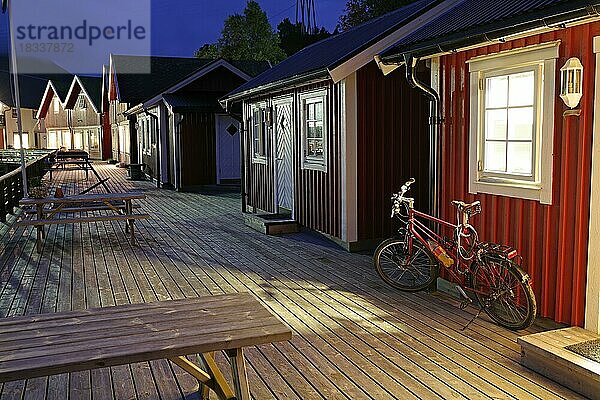 Gemütliche Holzhütte im Abendlicht  Fahrrad steht davor  Ferien  Radreise  Halsa  Küstenstraße 17  FV 17  Nordland  Norwegen  Europa