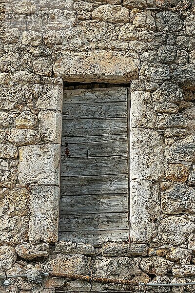 Tür zu einem traditionellen Steinhaus im Cevennen-Nationalpark.Tarn et Garonne  Frankreich  Europa