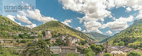 Dorf Sainte-Enimie als eines der schönsten Dörfer klassifiziert. Panorama. Lozere  Frankreich  Europa