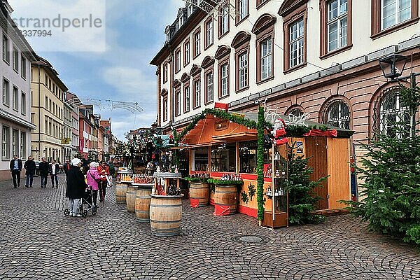 Verkaufsstand mit Waren wie Likör während des traditionellen Weihnachtsmarktes in der Heidelberger Innenstadt  Heidelberg  Deutschland  Europa