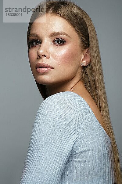 Schönes blondes Mädchen mit einem perfekt glatten Haar und klassischem Make-up. Schönheit Gesicht und Haar. Bild im Studio aufgenommen