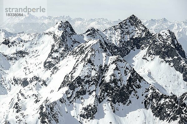 Gipfel und Berge im Winter  Sellraintal  Stubaier Alpen  Kühtai  Tirol  Österreich  Europa