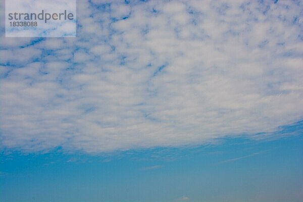 Blauer Himmel bedeckt mit Weiß und Wolken