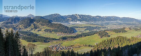 Panorama vom Wallrafweg bei Oberstdorf in das Illertal  Allgäu  Bayern  Deutschland  Europa