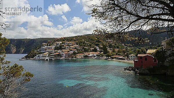 Dorf  Assos  türkisfarbenes Meer  dunkelblaues Meer  Häuser  rote Ziegeldächer  Zweige  Westküste  Insel Kefalonia  Ionische Inseln  Griechenland  Europa