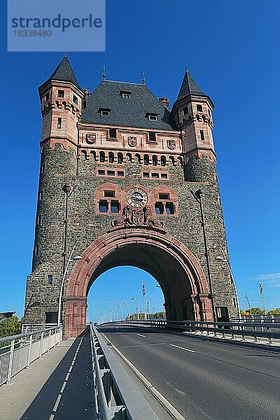 Historisches Kulturdenkmal Turm Wahrzeichen genannt Nibelungenbrücke oder Nibelungentor auf Brücke in der Stadt Worms in Deutschland