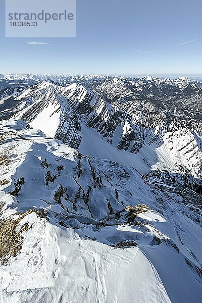 Ausblick vom Gipfel des Sonntagshorn  hinten verschneite Gipfel des Hirscheck und Vorderlahnerkopf  Bergpanorama  Chiemgauer Alpen  Bayern  Deutschland  Europa