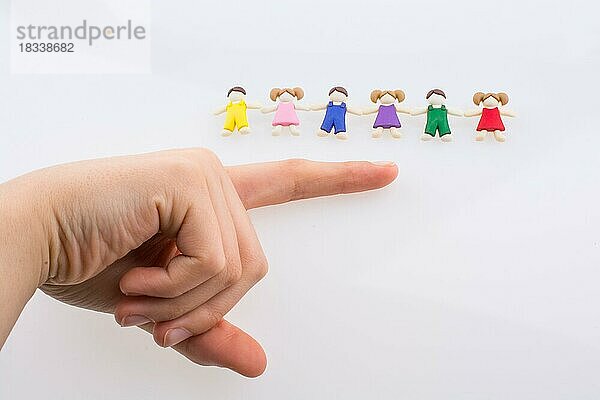 Hand in der Nähe von bunten gekleidet Kinder Zahlen auf einem weißen Hintergrund