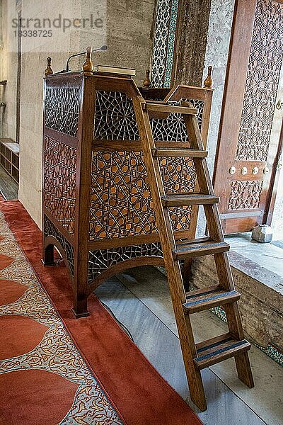 Hölzerne Minbar  Predigtkanzel aus osmanischer Zeit in der Moschee