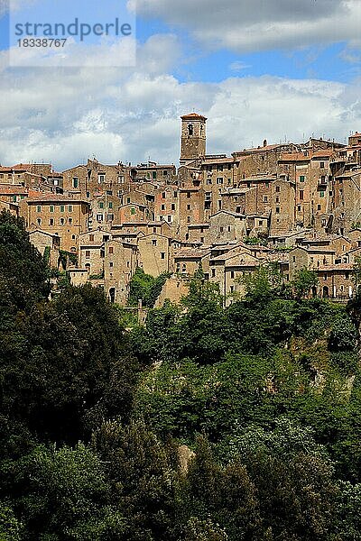 Blick auf die kleine mittelalterliche Stadt Sorano  Provinz Grosetto  Toskana  Italien  Europa