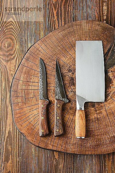 Draufsicht auf Hackbeil und Messer auf Holzstumpf