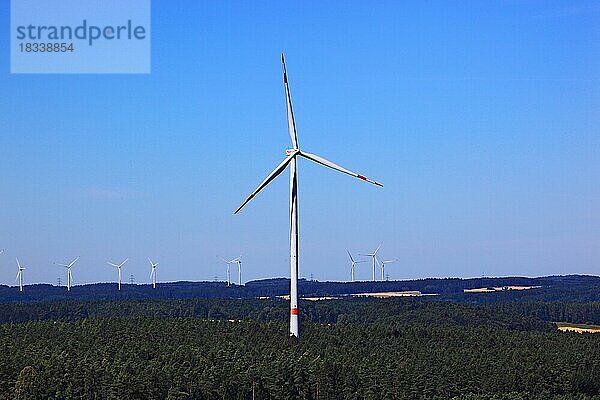 Windgeneratoren in der Landschaft  Bayern  Deutschland  Europa