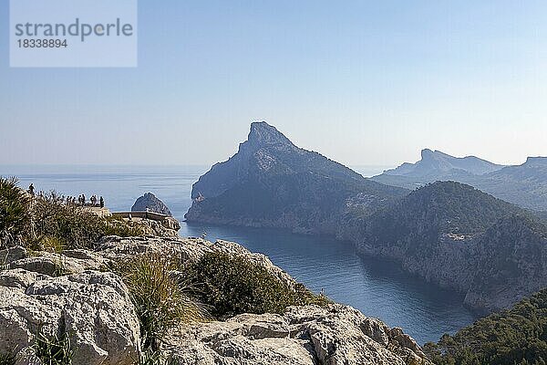 Touristen am Aussichtspunkt Mirador des Colomer  Tramuntana-Gebirge  Mallorca  Balearen  Spanien  Europa