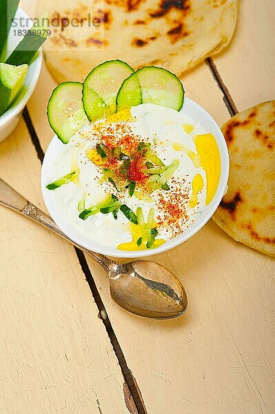 Arabischer Salatit Laban wa kh'yar Khyar Bi Laban Ziegenjoghurt und Gurkensalat aus dem Nahen Osten