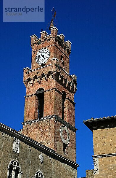 In der Altstadt von Pienza  Uhrturm des Rathauses  der Palazzo Communale an der Piazza Pio II.  Toskana  Italien  Europa